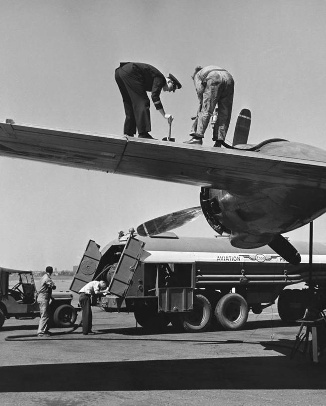 成年人,四个人,人群,机场,竖图,黑白,室外,白天,仰视,技术,风,城市,飞机,纽约,美国,阴影,环保,工作,北,现代,天空,职业,工业,运输,角度,摄影,主席,能源,军人,回收,燃料,资源,飞行器,领导,北美,北美洲,总统,美洲,利用,低碳,四驱车,循环,纽约市,纽约州,帝国之州,帝国州,北亚美利加洲,亚美利加洲,政治家,理论家,首脑,战略家,持续,肯尼迪国际机场,纽约肯尼迪机场,杰克.肯尼迪,肯尼迪,肯尼迪.约翰,约翰.菲茨杰拉德.肯尼迪,纽约机场,纽约约翰.菲茨杰拉德.肯尼迪国际机场,男人,技术员,低角度拍摄,旅行,美利坚合众国,机械工人,飞机跑道