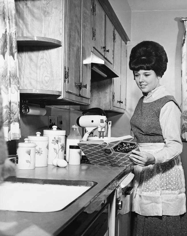 西方人,一个人,家庭,竖图,黑白,室内,厨房,窗帘,柜子,欧洲,欧洲人,准备,围裙,注视,饮食,观察,看,温暖,温馨,一家人,读书,摄影,观看,指导,和睦,察看,专心,关注,发髻,厨房器具,广口瓶,食谱,女性,白种人,年轻人,书,烹调,融洽,厨房水槽