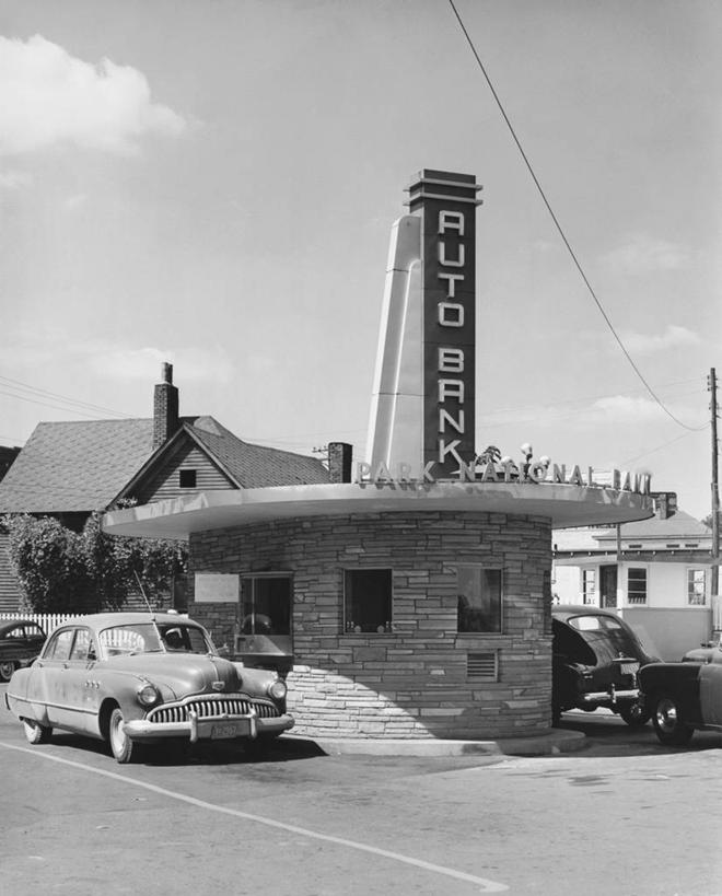 无人,银行,竖图,黑白,室外,白天,窗户,建筑,路,汽车,陆地,云,车,天空,交通工具,金融,运输,摄影,建造,国家公园,载具,信函,大写字母