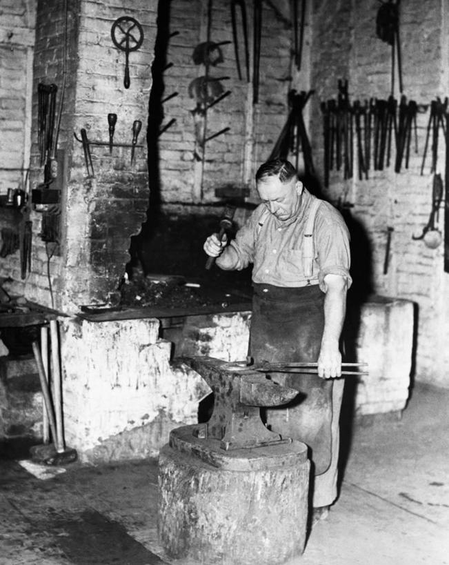 西方人,成年人,中年人,老年人,一个人,铁匠,竖图,黑白,室内,衬衫,车间,欧洲,欧洲人,仅一个男性,仅一个人,仅一个中年男性,锤子,工具,钳子,注视,工人,观察,看,做,职业,工业,摄影,观看,察看,专心,关注,砧骨,槌棒,技能,老年男性,男人,男性,中年男性,白种人,员工,匠人,劳动者,体力工