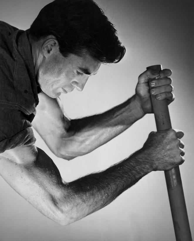 西方人,成年人,中年人,老年人,脸,头,脸颊,肩,关节,一个人,拉,竖图,黑白,室内,特写,欧洲,欧洲人,仅一个男性,弯腰,工作,注视,休闲装,肩膀,观察,看,职业,力量,工业,人体,摄影,建造,观看,察看,专心,关注,努力,贡献,技能,控制杆,老年男性,男人,中年男性,白种人,头部,脸部,脸蛋,面部,曲柄