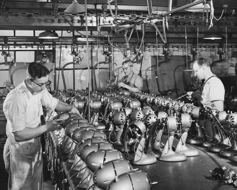 成年人,三个人,人群,工厂,横图,黑白,室内,生产线,眼镜,工人,职业,工业,摄影,电灯,电扇,制造,专心,合伙,技能,员工,半身,匠人,劳动者,体力工,官位,官职,职位