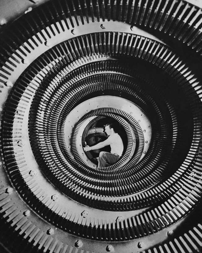 一个人,工程师,竖图,黑白,室内,检查,朦胧,模糊,金属,圆形,工业,摄影,能源,螺线,电动机,工业机械