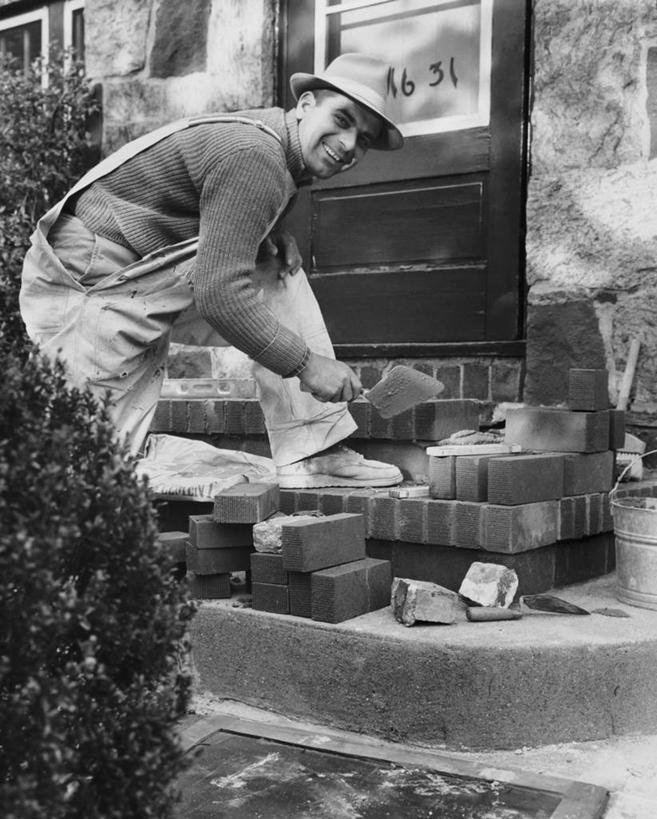 西方人,成年人,中年人,老年人,一个人,微笑,竖图,黑白,室外,白天,幸福,建筑业,门,帽子,纺织品,欧洲,欧洲人,仅一个男性,关闭,弯腰,工作,砖,休闲装,水泥,台阶,职业,摄影,建造,准确,封闭,肖像,老年男性,男人,中年男性,白种人,泥瓦匠