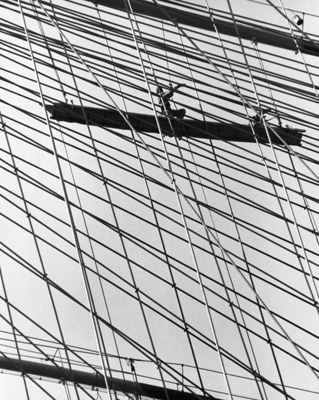 成年人,一个人,建筑工人,坐,竖图,黑白,室外,白天,仰视,建筑业,仅一个男性,高处,天空,建筑工地,职业,角度,摄影,努力,贡献,危险,男人,低角度拍摄,建筑结构