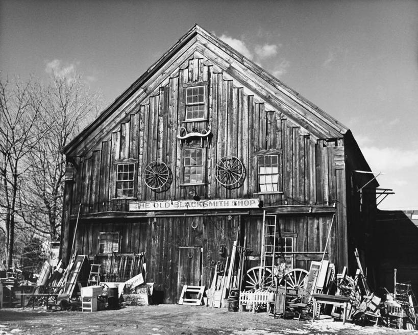 无人,铁匠,商店,横图,黑白,室外,白天,商务,建筑,废弃,小的,木制,梯子,云,凌乱,商铺,树,天空,车轮,摄影,报废,废物,丢弃,放弃,抛弃,市肆,商号,摈弃,锻工,店铺,屏弃,摈斥,摒除