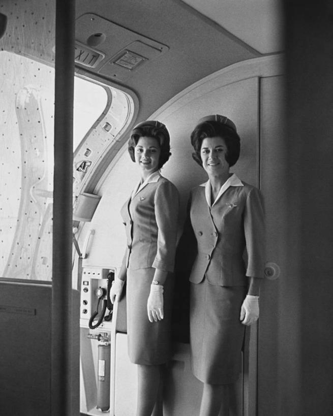 西方人,成年人,一个人,两个人,空姐,微笑,竖图,黑白,室外,白天,制服,幸福,飞机,欧洲,欧洲人,仅一个年轻女性,仅一个女性,仅一个人,乘务员,航空乘务员,空乘,服务,运输,摄影,飞行器,肖像,客舱,年轻女性,女人,女性,白种人,年轻人