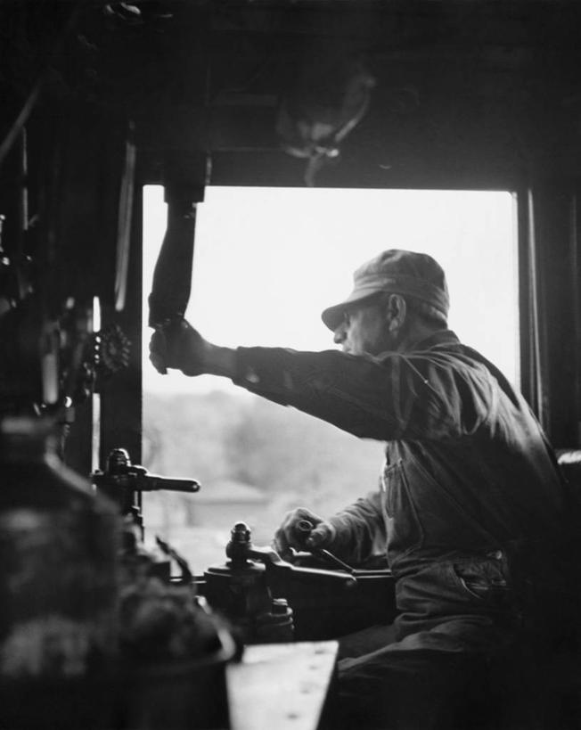 西方人,一个人,工程师,坐,竖图,黑白,室外,白天,工作服,制服,安全,窗户,火车,欧洲,欧洲人,朦胧,模糊,防护,公共交通,发动机,鸭舌帽,运输,摄影,保护,机车,保险,防护服,驾车,客车,保全,周全,安稳,安定,工作制服,技能,平安,白种人,工作套服