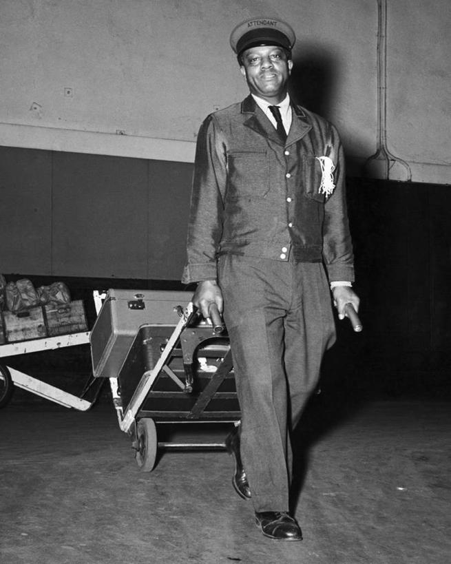 成年人,中年人,老年人,一个人,拉,微笑,竖图,黑白,室外,制服,仅一个男性,仅一个人,仅一个中年男性,行李,职业,摄影,肖像,独轮手推车,老年男性,男人,男性,中年男性,步行