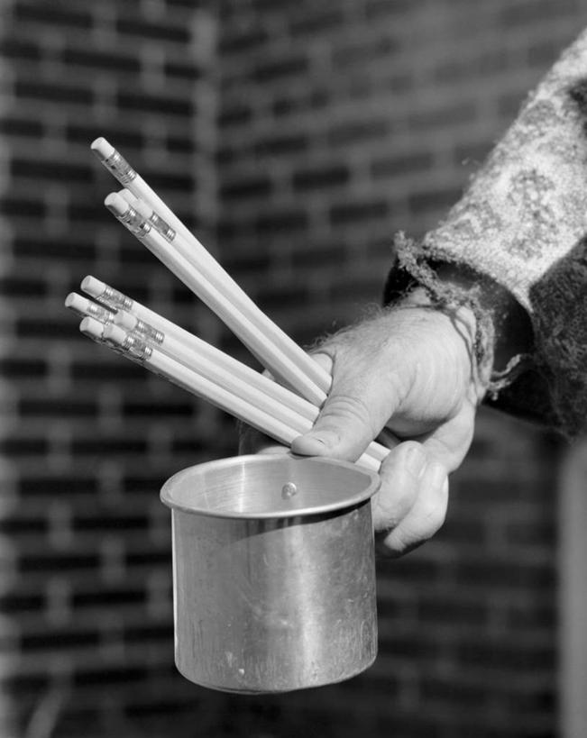 手,一个人,竖图,黑白,室内,特写,街道,金属,砖,墙,教育,砖墙,马克杯,铅笔,职业,人体,摄影,锡,部分,贫穷,乞讨,贩卖,失业,对焦,社会问题