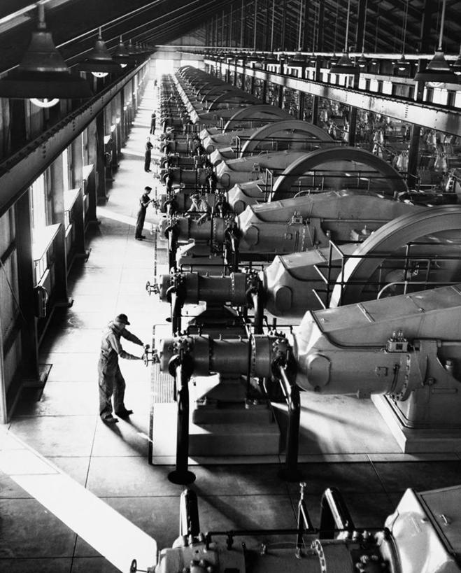 人群,竖图,俯视,黑白,室内,五个人,朦胧,模糊,工人,职业,发动机,摄影,能源,天然气,合伙,员工,高角度拍摄,匠人,劳动者,体力工