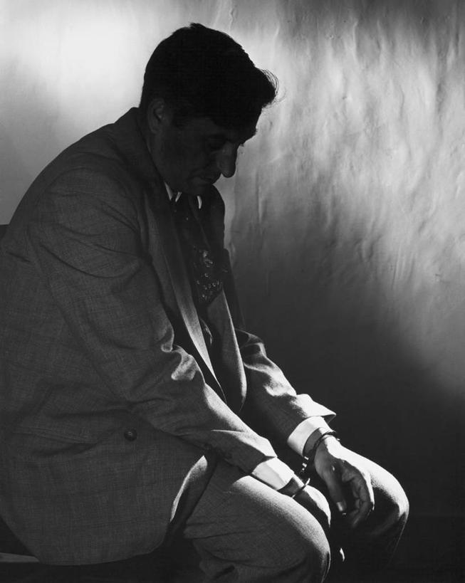 西方人,成年人,一个人,坐,竖图,黑白,室内,失败,手铐,欧洲,欧洲人,仅一个男性,套装,正装,沮丧,思考,监狱,摄影,犯罪,逮捕,犯人,剪影,处罚,挫败,悲哀,男人,白种人,法律,独处