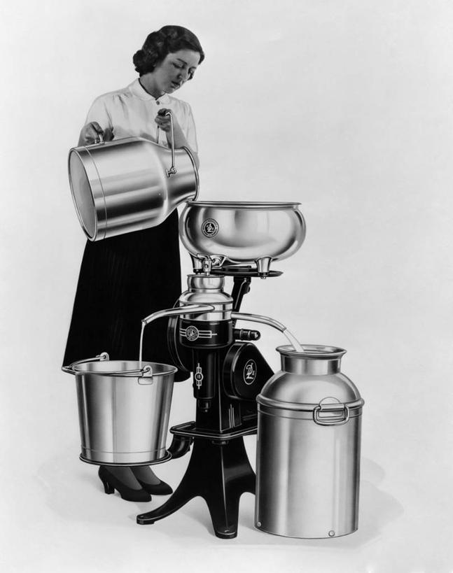 牛奶,西方人,一个人,竖图,黑白,室内,裙子,欧洲,欧洲人,倒,金属,注视,饮食,奶油,观察,看,职业,工业,摄影,观看,察看,奶制品,关注,女性,白种人,年轻人,短发