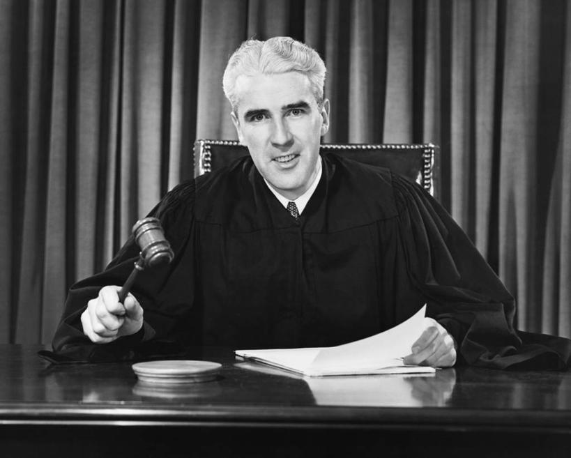 西方人,成年人,老年人,一个人,法官,坐,微笑,横图,黑白,室内,窗帘,桌子,欧洲,欧洲人,仅一个男性,仅一个人,正装,仅一个老年男性,决定,击打,摄影,控制,权威,审讯,法庭,文档,肖像,判断,老年男性,男人,男性,白种人,法律,法律体系