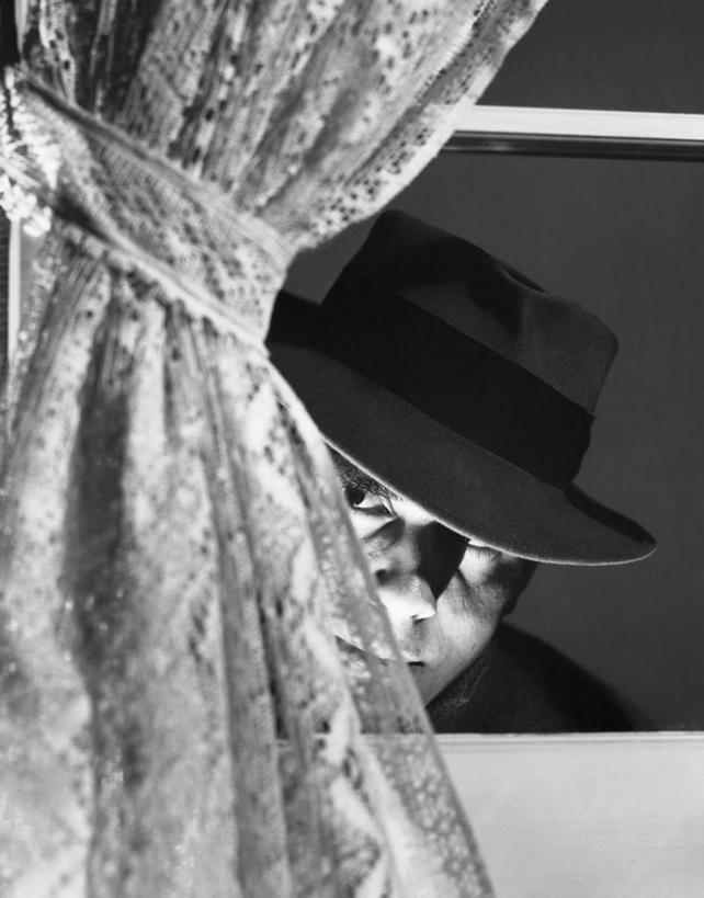 西方人,成年人,中年人,老年人,脸,头,脸颊,肩,关节,一个人,竖图,黑白,室内,特写,夜晚,窗户,窗帘,帽子,欧洲,欧洲人,仅一个男性,准备,肩膀,人体,摄影,犯罪,盗窃,偷窃,盗贼,偷盗,老年男性,男人,中年男性,白种人,头部,脸部,脸蛋,面部,窥视,法律,入室盗窃