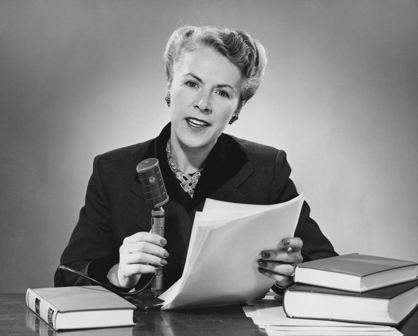 西方人,成年人,中年人,老年人,头发,一个人,坐,微笑,横图,黑白,室内,幸福,欧洲,欧洲人,仅一个女性,正装,纸,教育,读书,工业,摄影,生活方式,报告,矮,麦克风,传播,肖像,女人,白种人,书,半身,短发,演说家,传媒