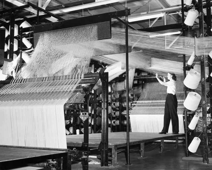 一个人,横图,黑白,室内,工人,职业,工业,摄影,制造,纺织厂,线轴,技能,机件,女性,员工,匠人,劳动者,体力工,官位,官职,职位,纺织工业