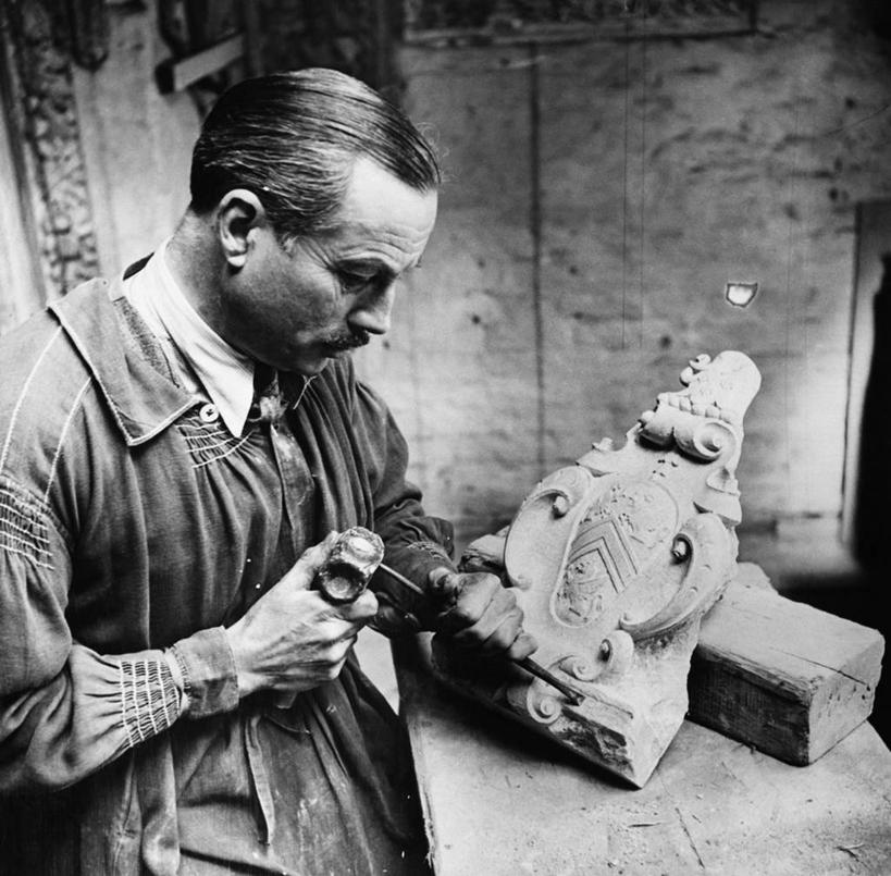 西方人,成年人,中年人,老年人,一个人,横图,黑白,室内,车间,欧洲,欧洲人,仅一个男性,仅一个人,仅一个中年男性,工具,注视,观察,看,做,职业,摄影,观看,察看,徽章,创造力,专心,凿子,关注,手艺,工匠,槌棒,技能,老年男性,男人,男性,中年男性,白种人,半身