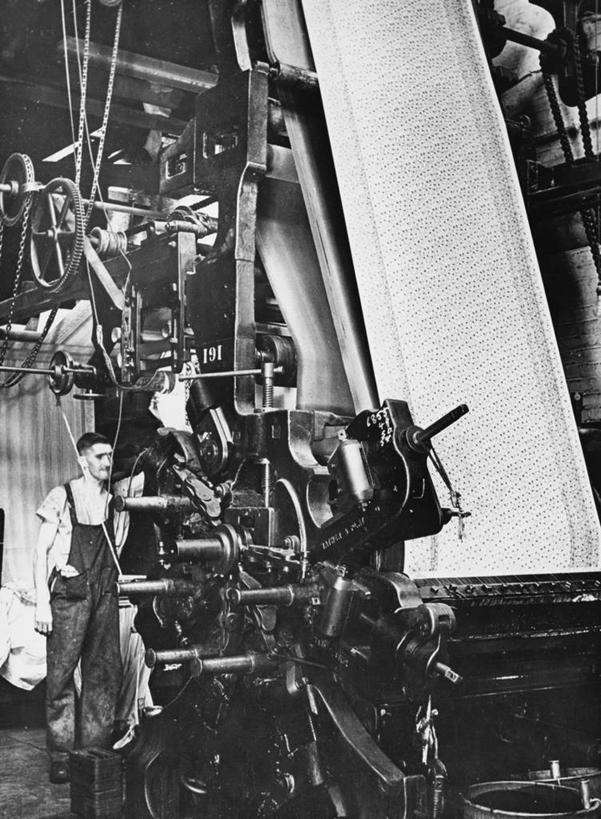 西方人,成年人,一个人,工厂,竖图,黑白,室内,生产线,流水线,纺织品,英国,欧洲,欧洲人,仅一个男性,仅一个人,印刷,休闲装,设备,英格兰,物品,工人,仅一个年轻男性,职业,工业,摄影,制造,努力,印刷机,棉线,磨坊,式样,技能,团结,男人,男性,年轻男性,白种人,年轻人,员工,匠人,劳动者,体力工,官位,官职,社会问题,职位,纺织工业,纱厂,工业机械