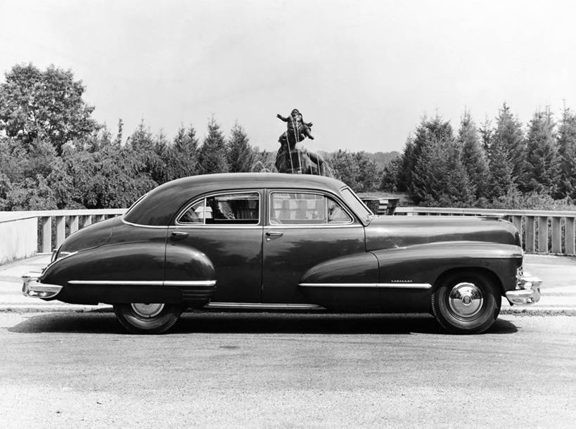 无人,横图,黑白,室外,白天,路,汽车,古典,车,树,天空,交通工具,运输,摄影,停止,载具,老爷车,暂停,停滞,卡迪拉克