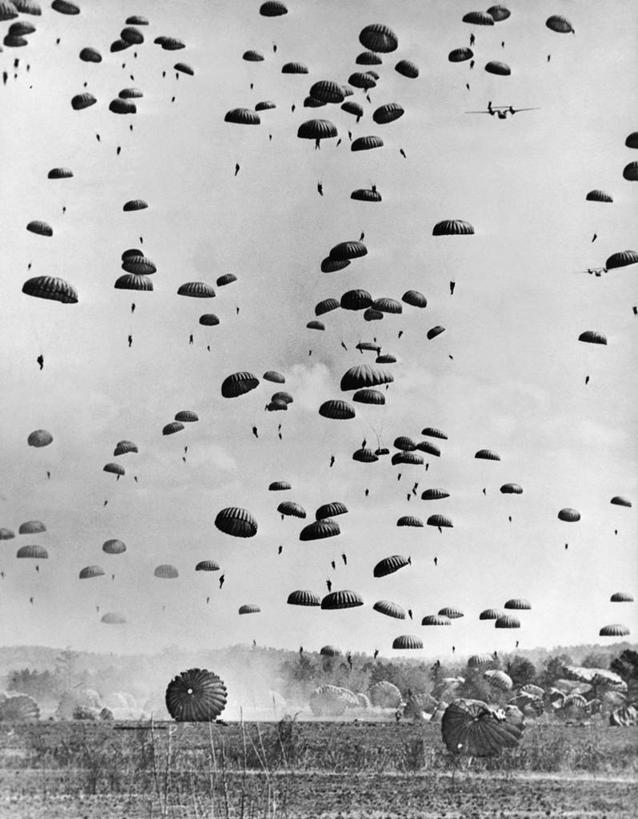 竖图,黑白,室外,白天,自由,降落伞,士兵,朦胧,模糊,军事,地形,云,许多人,半空,着陆,极限运动,飞,天空,一群人,摄影,登陆,载具,下降,降落,航空工具,减速器