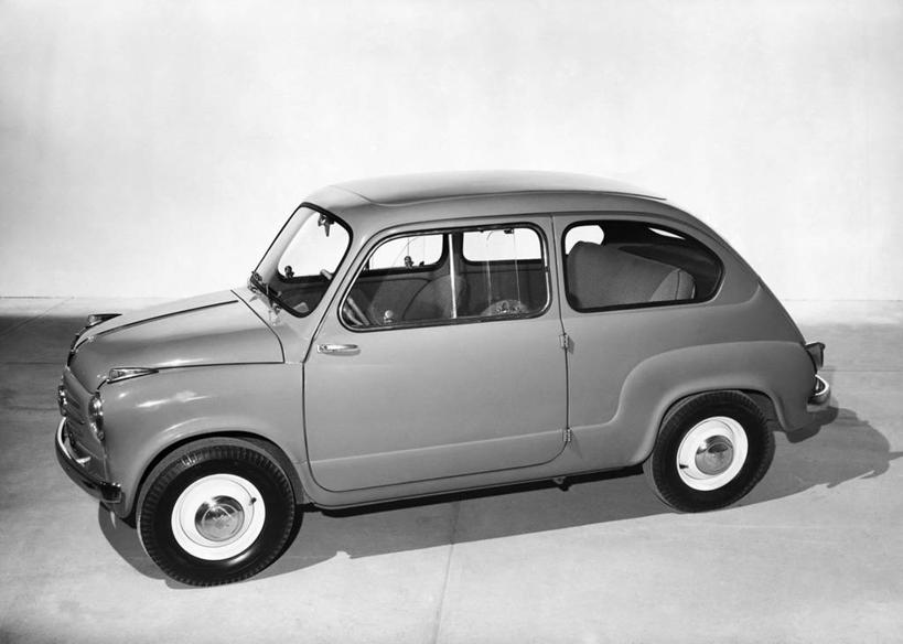 无人,横图,俯视,黑白,室内,汽车,古典,车,交通工具,运输,摄影,停止,载具,老爷车,暂停,停滞,高角度拍摄,菲亚特