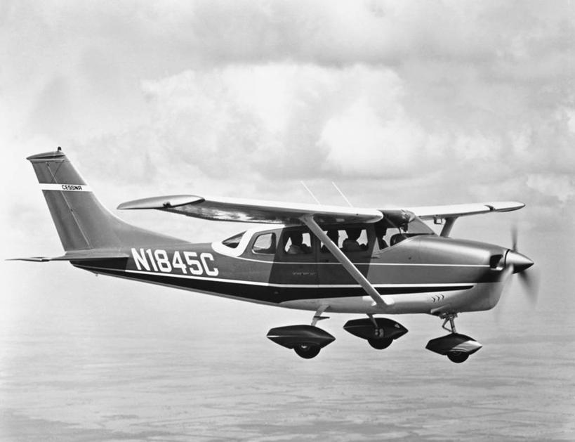 三个人,横图,黑白,室外,白天,海洋,水,飞机,朦胧,模糊,数字,云,飞,天空,运输,摄影,英文字母,飞行器,螺旋桨飞机,大写字母,旅行,私人飞机