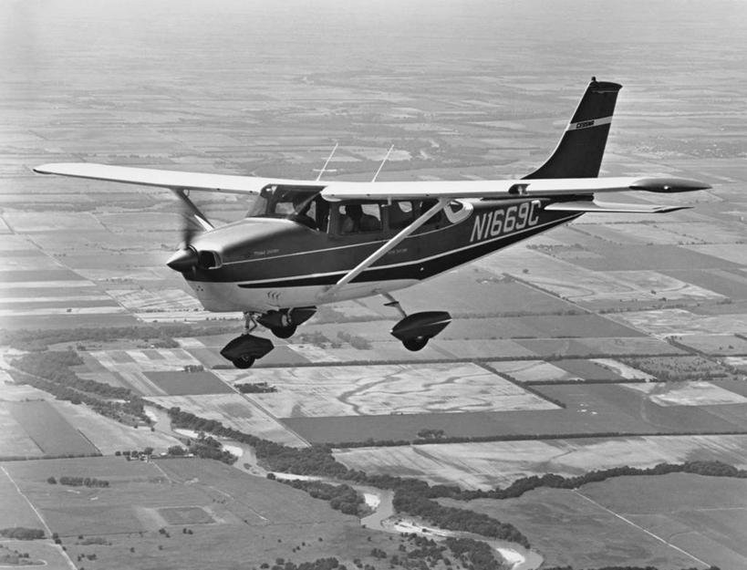 两个人,横图,俯视,航拍,黑白,室外,白天,飞机,朦胧,模糊,数字,飞,运输,摄影,英文字母,飞行器,鸟瞰,大写字母,高角度拍摄,旅行,私人飞机