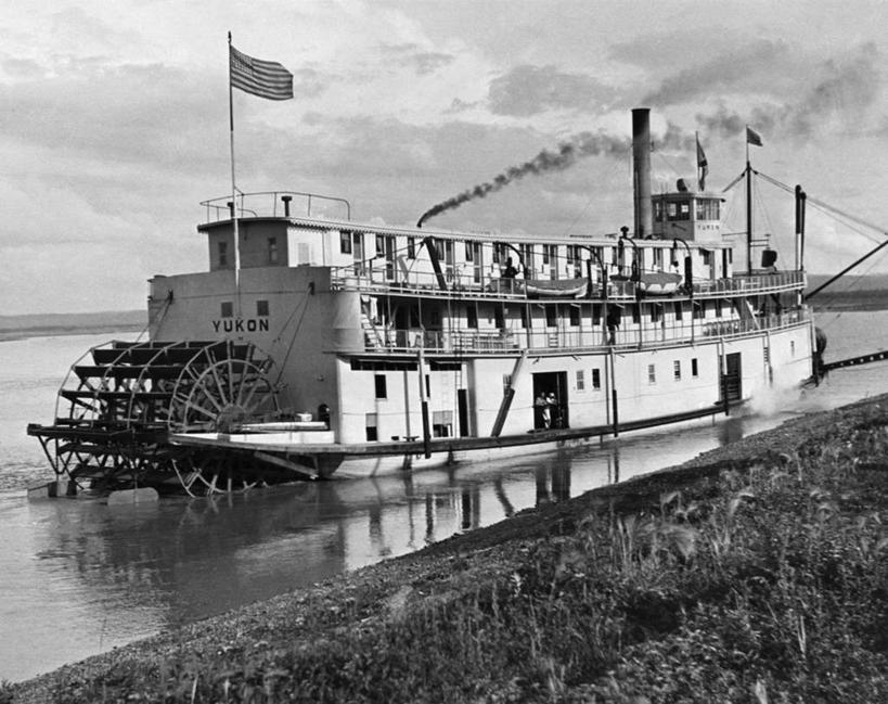 无人,横图,黑白,室外,白天,河流,水,船,旗帜,反射,河岸,云,天空,烟,运输,摄影,明轮船