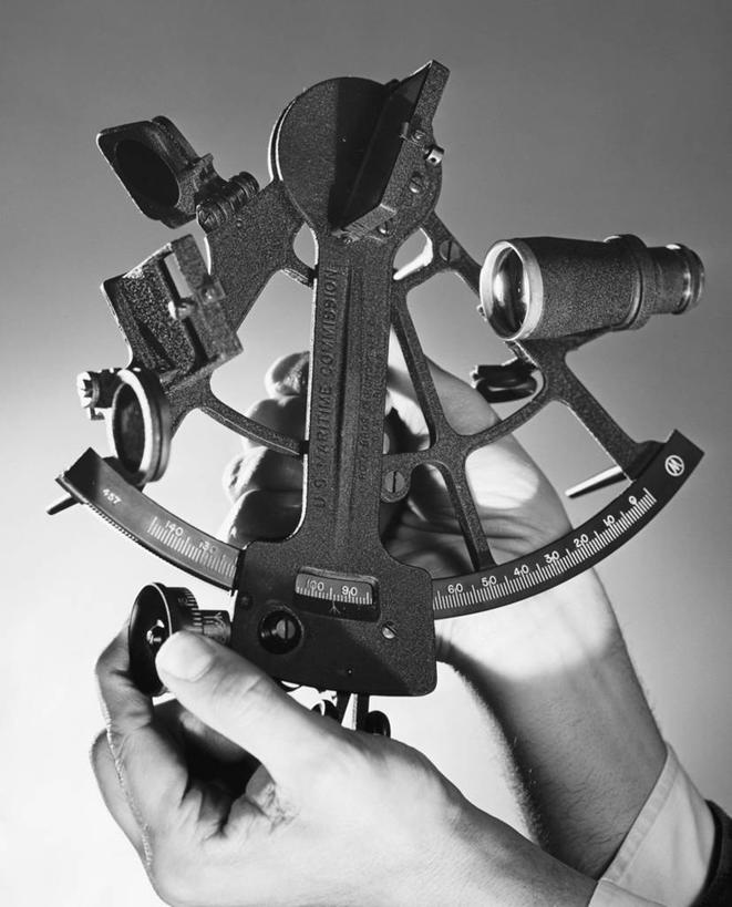 成年人,手,一个人,竖图,黑白,室内,特写,探险,旅途,仅一个男性,阴影,弯曲,金属,古典,方向,历史,一个,运输,人体,摄影,单个,古董,指导,部分,准确,六分仪,出示,冒险,男人