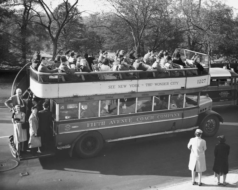 西方人,成年人,人群,坐,横图,俯视,黑白,室外,白天,旅途,城市,路,欧洲,欧洲人,阴影,朦胧,模糊,文字,高处,巴士,公共交通,许多人,休闲装,方向,树,背面,一群人,运输,角度,摄影,英文字母,年龄,信函,大写字母,观光巴士,男人,女人,白种人,高角度拍摄,旅行