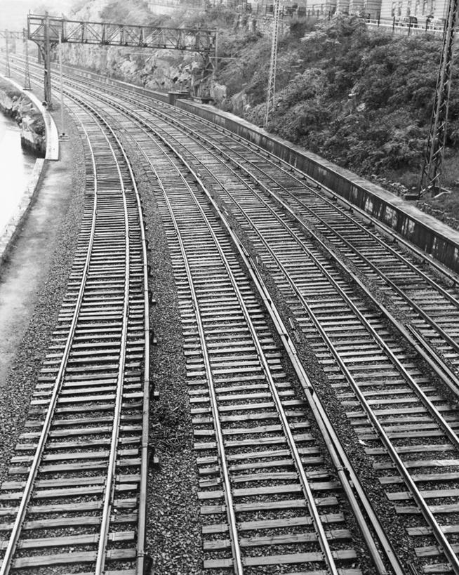 无人,竖图,俯视,黑白,室外,白天,路,铁路,轨道,交通,铁轨,运输,摄影,高角度拍摄