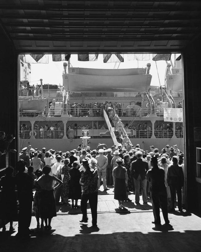 竖图,黑白,室外,白天,成功,船,美国,朦胧,模糊,许多人,古典,历史,背面,一群人,战争,摄影,军舰,北美,抵达,问候,群众,战舰,军用战舰,华盛顿州,西雅图,军队,战船,朝鲜战争,过去