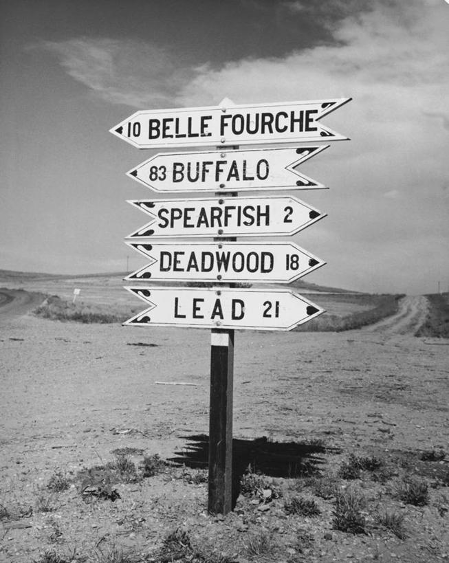 无人,竖图,室外,白天,通讯,路,指示牌,美国,标志,数字,文字,地形,云,南,方向,标识,箭头,天空,自然,运输,摄影,指导,英文字母,指向,交通标志,南达科他州,簇,方向标,信函,大写字母,彩图,旅行