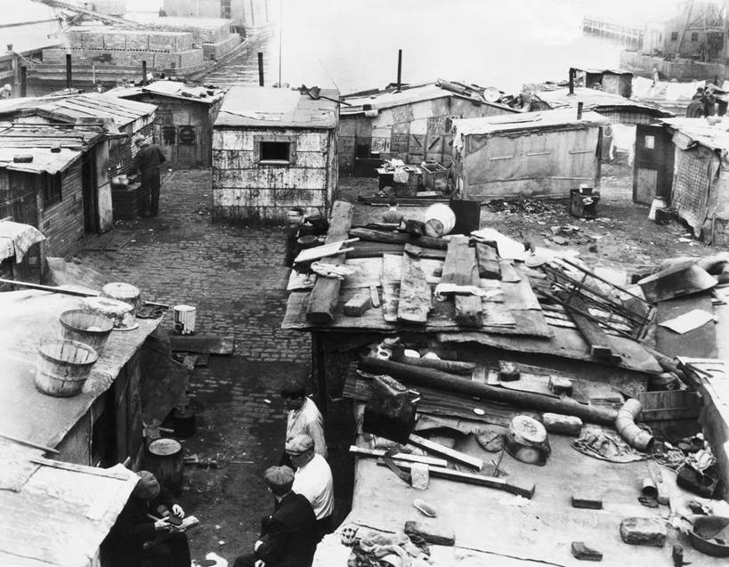 横图,俯视,黑白,室外,白天,聚会,美景,建筑,街道,美国,五个人,沮丧,朦胧,模糊,房屋,屋顶,景观,高处,聚餐,垃圾,北,古典,历史,天空,自然,景色,角度,摄影,建造,肮脏,奋斗,北美,贫穷,事件,自然风光,美国文化,邋遢,龌龊,污秽,失业,美国人,半身,高角度拍摄,社会问题,过去,大萧条