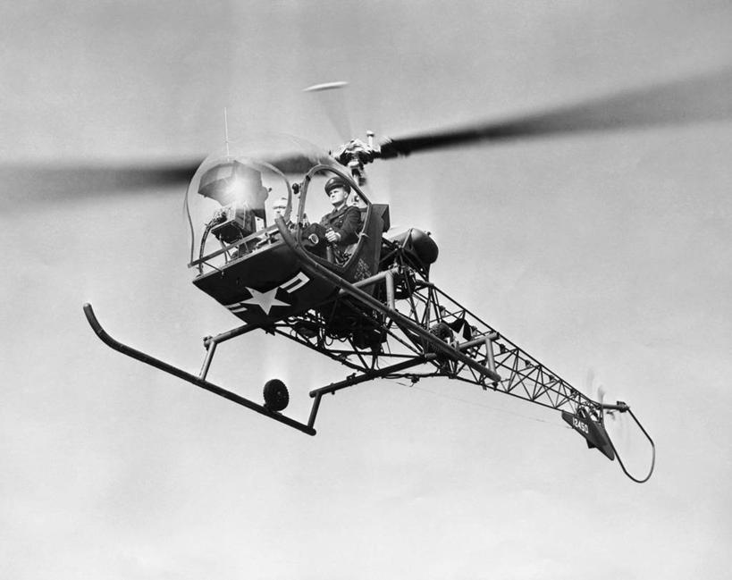 一个人,横图,黑白,室外,白天,仰视,风,军事,螺旋桨,飞,天空,运输,角度,摄影,直升机,飞行器,军用直升机,低角度拍摄