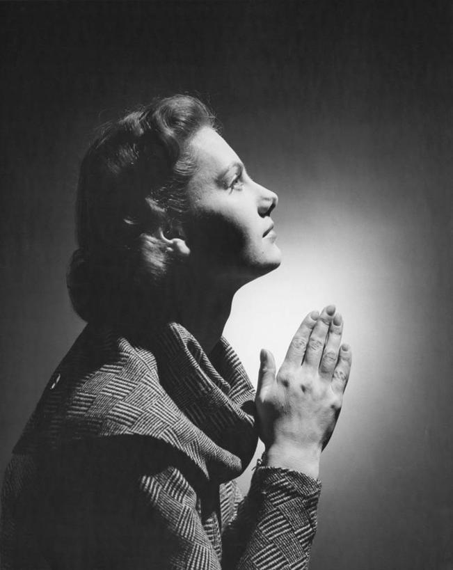 西方人,一个人,竖图,黑白,室内,欧洲,欧洲人,祈祷,向上看,摄影,宗教,聚光灯,女性,白种人,年轻人,半身,祈祷式