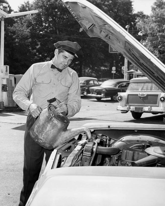 西方人,成年人,中年人,老年人,一个人,商店,竖图,黑白,室外,白天,衬衫,车间,水,汽车,欧洲,欧洲人,仅一个男性,仅一个人,仅一个中年男性,倒,陆地,注视,休闲装,车,树,工人,容器,交通工具,打开,观察,看,职业,发动机,鸭舌帽,服务,运输,摄影,观看,修理,察看,放置,开启,关注,载具,问题,老年男性,男人,男性,中年男性,白种人,员工,风帽,机械工人,匠人,劳动者,体力工,汽车抛锚,格柵