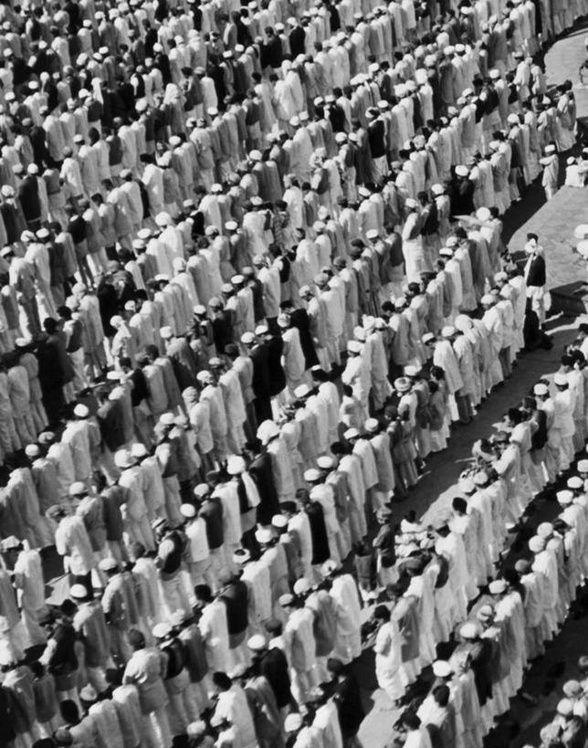 竖图,俯视,黑白,室外,白天,印度,亚洲,一排,朦胧,模糊,整齐,古典,排列,祈祷,摄影,宗教,伊斯兰教,队列,群众,斋月,灵性,高角度拍摄,传统文化