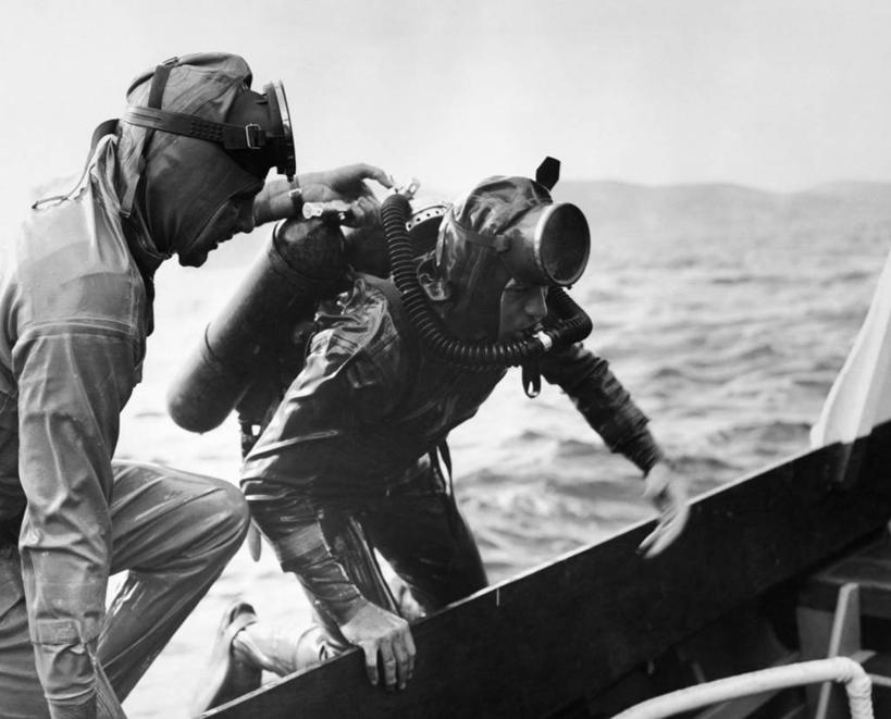 游泳,两个人,横图,黑白,室外,特写,白天,水下,海洋,水,船,朦胧,模糊,军事,地平线,水平线,天空,靠,靠着,武器,潜水服,潜水,摄影,军舰,打斗,战舰,军用战舰,战船,英雄,水中呼吸器,水肺潜水