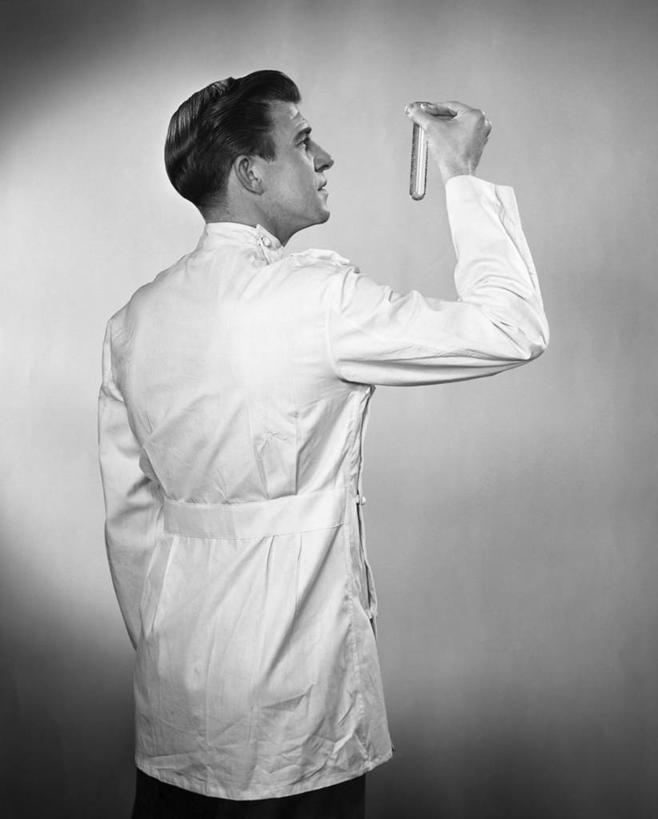 西方人,成年人,中年人,老年人,一个人,科学家,竖图,黑白,室内,欧洲,欧洲人,仅一个男性,检查,研究,科学,试管,背面,向上看,工业,摄影,实验服,技能,老年男性,中年男性,白种人