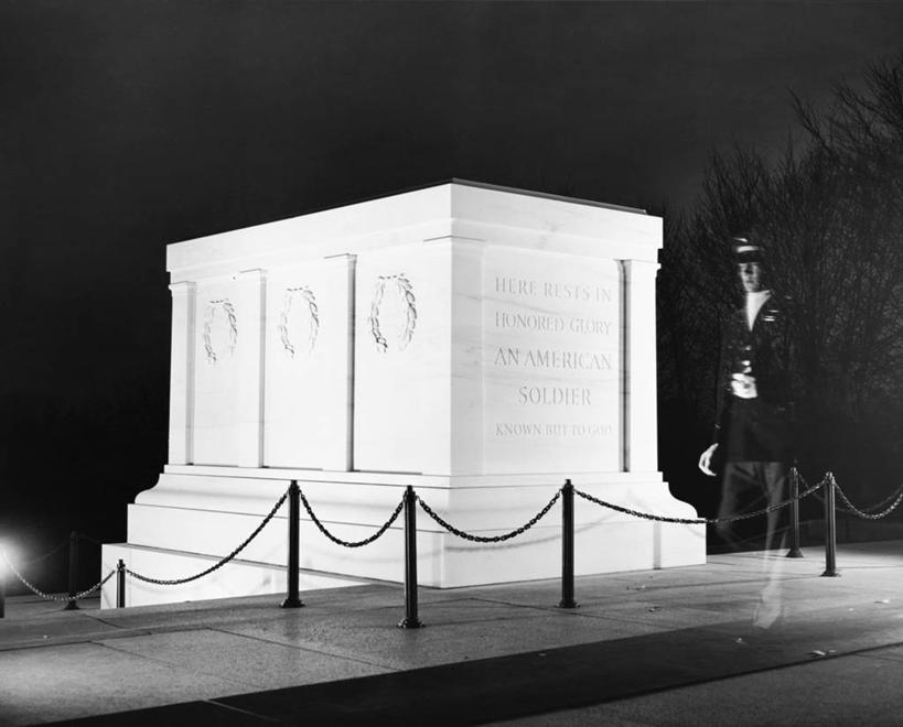 一个人,横图,黑白,室外,建筑,雕塑,美国,士兵,艺术,装饰,雕刻,雕像,文字,纪念碑,首都,古典,历史,数码合成,石雕,石刻,天空,黄昏,石碑,工艺品,墓地,摄影,纪念,留念,铁环,英文字母,保护,锁链,链条,怀旧,美术,死亡,北美,坟墓,束缚,限制,记忆,主题,军服,剪影,怀念,荣誉,陈列,华盛顿特区,爱国主义,功能,美学,维吉尼亚,约束,英雄,大写字母,男性,步行,阿林顿国家公墓,鬼,过去,阿林顿