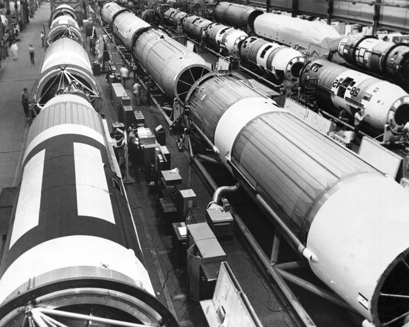 成年人,人群,工程师,工厂,横图,俯视,黑白,室内,技术,美国,一排,准备,检查,朦胧,模糊,整齐,军事,金属,北,排列,职业,工业,角度,摄影,巨大,庞大,制造,工程,北美,队列,圆柱体,毁灭,导弹,科罗拉多州,丹佛,宏大,硕大,伟大,危险,男人,技术员,高角度拍摄,国防工业