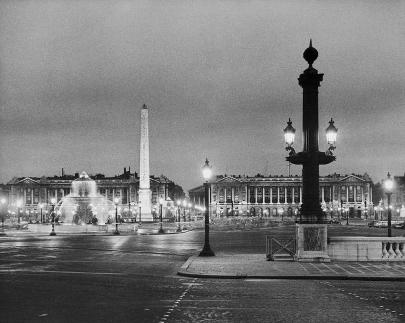 无人,横图,黑白,室外,夜晚,城市,道路,飞机,街道,酒店,路,路灯,喷泉,公路,法国,巴黎,欧洲,柱子,光,交通,欧盟,首都,古典,方向,历史,航空,灯,地标建筑,社区,交通工具,运输,摄影,放置,客机,照明设备,载具,法国文化,协和广场,超音速客机,协和飞机,协和式飞机,协和式客机,马路,旅行,名声