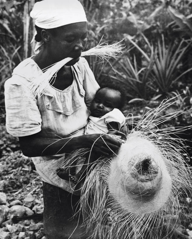 婴儿,儿童,成年人,中年人,老年人,两个人,家庭,父母,母亲,儿子,竖图,室外,白天,纯洁,帽子,加勒比海,牙买加,草帽,稻草,古典,注视,纺织,小孩,观察,看,做,职业,温暖,温馨,一家人,大西洋,可爱,摄影,活泼,观看,和睦,察看,创造力,专心,西印度群岛,关爱,关注,运送,宝宝,纯真,烂漫,无邪,美术工艺,伶俐,天真,老年女性,男孩,女人,中年女性,非洲人,孩子,睡觉,彩图,传统服装,融洽,传统文化