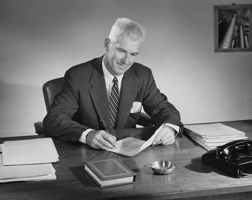 西方人,成年人,中年人,老年人,一个人,商务人士,商务男性,办公室,坐,横图,黑白,室内,衬衫,商务,幸福,欧洲,欧洲人,仅一个男性,仅一个人,仅一个中年男性,写,套装,文件,纸,图像,注视,书桌,水笔,观察,看,职业,通信,摄影,观看,察看,专心,企业,公司,关注,文档,商务装,工薪阶层,信函,老年男性,男人,男性,中年男性,白种人,白领,上班族,书,座机,半身,衬衣,假笑