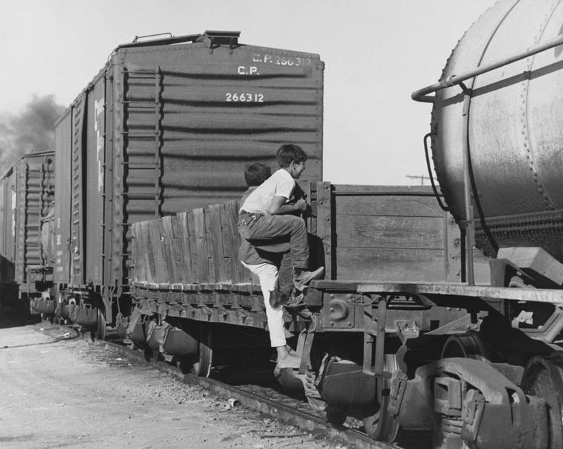 西方人,儿童,一个人,两个人,攀登,横图,黑白,室外,白天,纯洁,风险,路,铁路,火车,汽车,欧洲,欧洲人,仅一个男性,仅一个人,吊挂,悬挂,轨道,交通,铁轨,挂,车厢,车,树,小孩,天空,交通工具,仅一个小孩,储油罐,可爱,童年,童趣,运输,摄影,犯罪,货运,载具,童真,烂漫,无邪,偷盗,天真,危险,男孩,男人,男性,白种人,孩子,男生,法律,货运火车