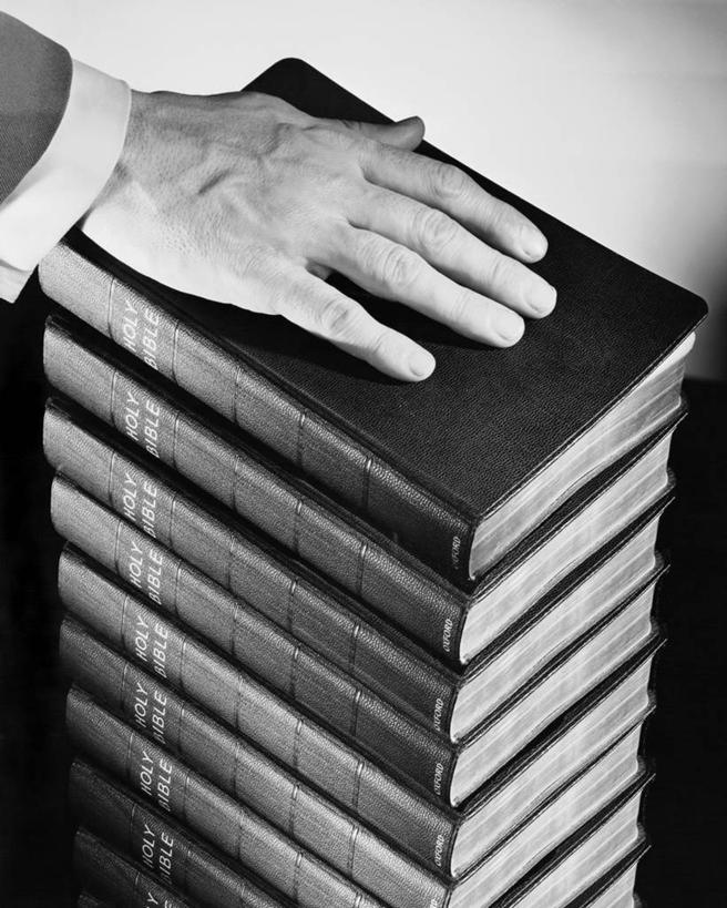 手,一个人,竖图,黑白,室内,特写,堆叠,圣经,人体,摄影,宗教,部分,基督教,宣誓,尊敬,贡献,灵性,男性,书