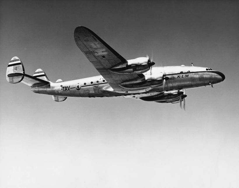 无人,横图,黑白,室外,白天,仰视,风,飞机,客轮,乘客,螺旋桨,飞,运输,角度,摄影,飞行器,美术工艺,低角度拍摄,旅行