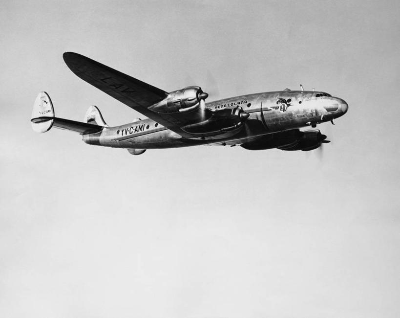 无人,横图,黑白,室外,白天,仰视,风,飞机,客轮,乘客,螺旋桨,飞,天空,运输,角度,摄影,飞行器,美术工艺,低角度拍摄,旅行